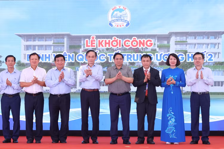 Thủ tướng Chính phủ Phạm Minh Chính, lãnh đạo các bộ, ngành Trung ương và địa phương tại Lễ khởi công xây dựng Bệnh viện Quốc tế Trung ương Huế cơ sở 2 