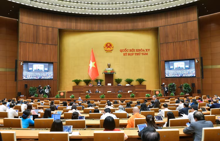 Dưới sự điều hành của Phó Chủ tịch Quốc hội Nguyễn Đức Hải, Quốc hội họp phiên toàn thể ở hội trường, thảo luận về dự án Luật Đầu tư công (sửa đổi).