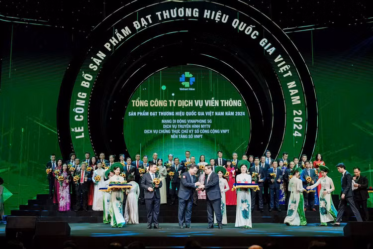 Thủ tướng Phạm Minh Chính trao biểu trưng Thương hiệu Quốc gia cho đại diện VNPT VinaPhone