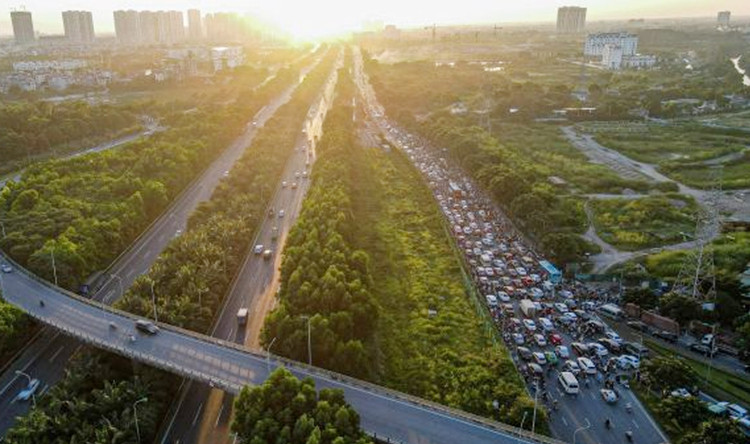 Từ ngày 8/1, đường gom đại lộ Thăng Long được tổ chức lại. Ảnh minh họa