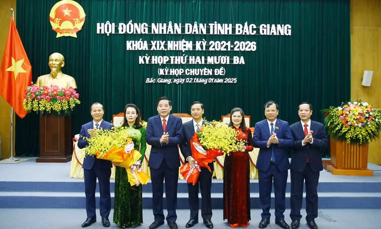 Lãnh đạo tỉnh Bắc Giang tặng hoa chúc mừng bà Nguyễn Thị Hương và ông Nguyễn Việt Oanh