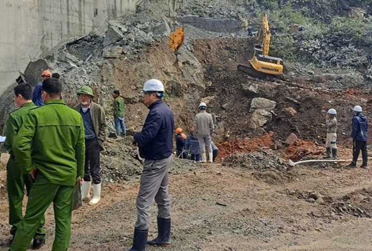 Lực lượng chức năng tiếp cận hiện trường, triển khai cứu nạn tại công trình xây dựng Thuỷ điện Đăk Mi 1