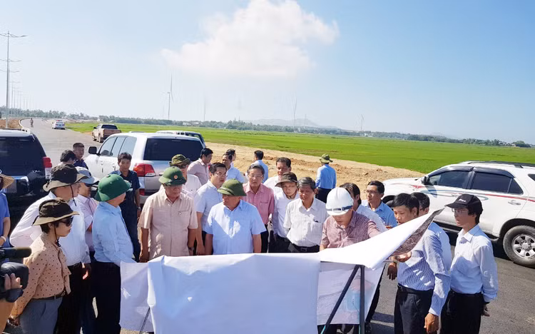 Đoàn công tác thị sát Dự án Đường ven biển (ĐT.639), tỉnh Bình Định . Ảnh Cao Dung