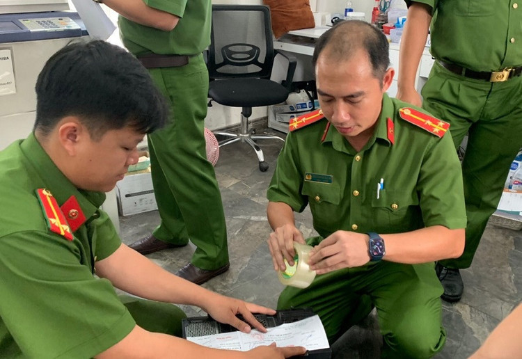 Lực lượng chức năng khám xét trong Trung tâm đăng kiểm xe cơ giới 61-09D.