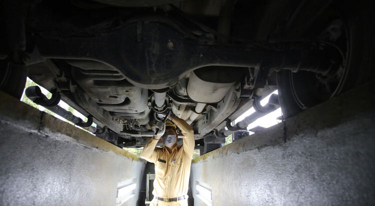 Lực lượng CSGT hỗ trợ đăng kiểm tại Hà Nội