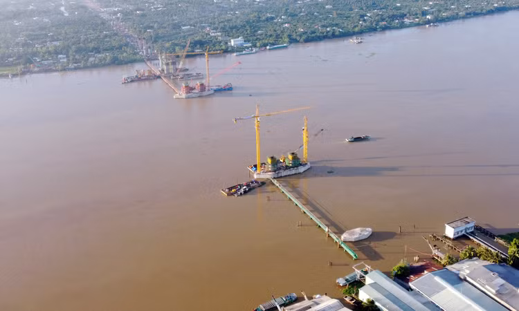 Cầu Rạch Miễu 2 đoạn bắc qua sông Tiền đang được thi công