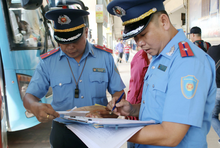 Thanh tra giao thông Hà Nội kiểm tra xe du lịch