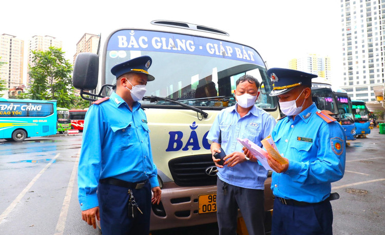 Lực lượng Thanh tra giao thông Hà Nội kiểm tra phương tiện. Ảnh chỉ mang tính minh họa. Nguồn Internet