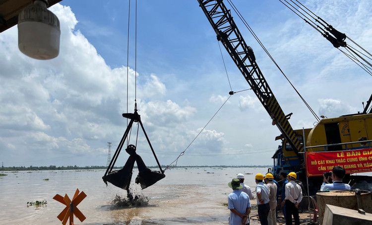 Mỏ vật liệu cát đầu tiên được tỉnh Đồng Tháp giao cho nhà thầu