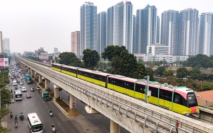 Đoàn tàu chạy qua tuyến đường Nhổn - Ga Hà Nội