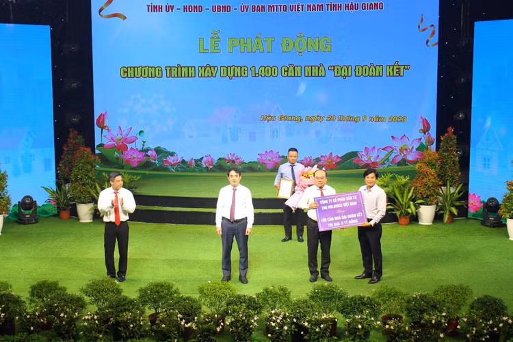 Đại diện Tập đoàn TNG Holdings Vietnam trao tặng 5 tỷ đồng cho UB MTTQ tỉnh Hậu Giang