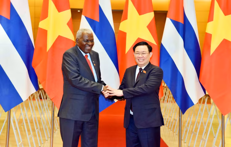 Chủ tịch Quốc hội Vương Đình Huệ và Chủ tịch Quốc hội Chính quyền Nhân dân Cộng hòa Cuba Esteban Lazo Hernandez