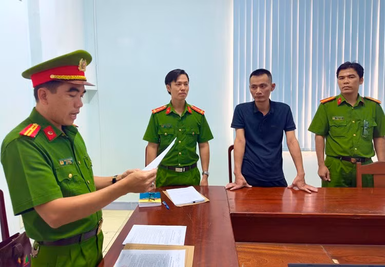 Cơ quan Cảnh sát điều tra Công an tỉnh Bạc Liêu tống đạt quyết định khởi tố, bắt bị tạm giam bị can Lê Trọng Bằng