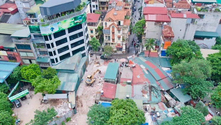 Máy móc tập kết thi công trở lại sau nhiều năm bỏ hoang.