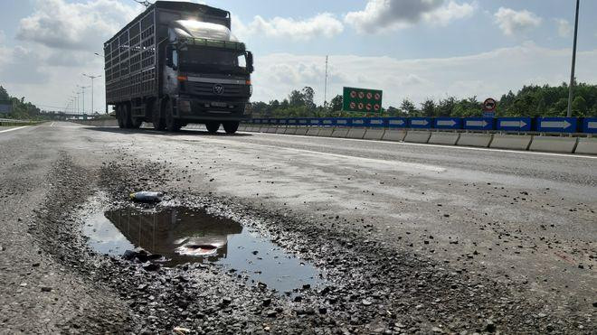 Bộ GTVT dự kiến thành lập Tổ giám định xây dựng về nguyên nhân hư hỏng một số bộ phận công trình tại Dự án đường cao tốc Đà Nẵng - Quảng Ngãi. Ảnh: Nguyễn Tú