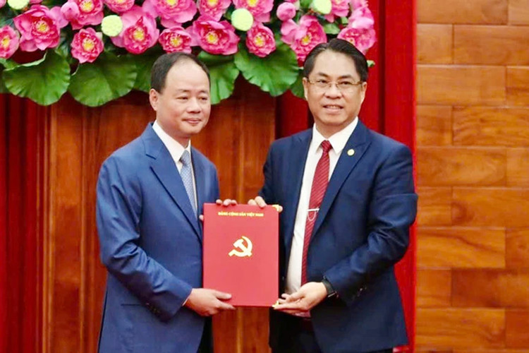 Phó ban Tổ chức Trung ương Phan Thăng An trao quyết định cho ông Trần Hồng Thái (trái).