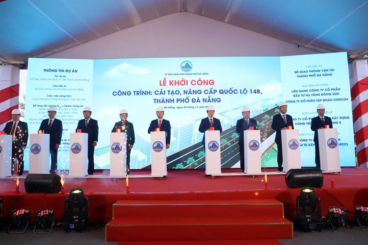 Lãnh đạo Chính phủ, các bộ, ngành Trung ương và địa phương thực hiện nghi thức ấn nút khởi động thi công nâng cấp, cải tạo Quốc lộ14B qua Đà Nẵng