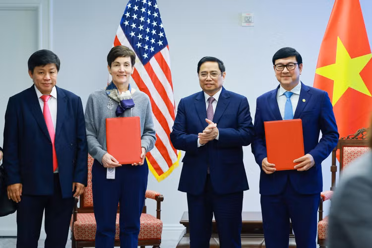 Đại diện HD Bank và Phó Chủ tịch cao cấp của IFC trao Hợp đồng cung cấp hạn mức tài trợ chuỗi cung ứng cho các doanh nghiệp SME trong các lĩnh vực nông nghiệp, vật liệu xây dựng, công nghiệp phụtrợ, phân phối xăng dầu hạ nguồn và chống BĐKH theo COP26 