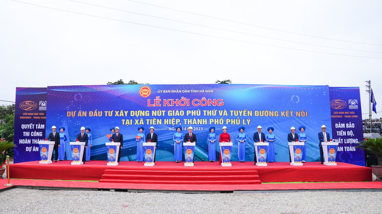 Chủ tịch Quốc hội Vương Đình Huệ và các đại biểu thực hiện nghi lễ khởi công