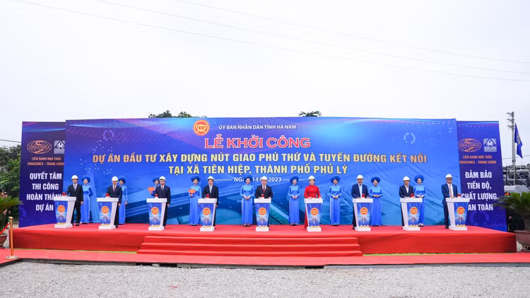 Chủ tịch Quốc hội Vương Đình Huệ và các đại biểu thực hiện nghi lễ khởi công