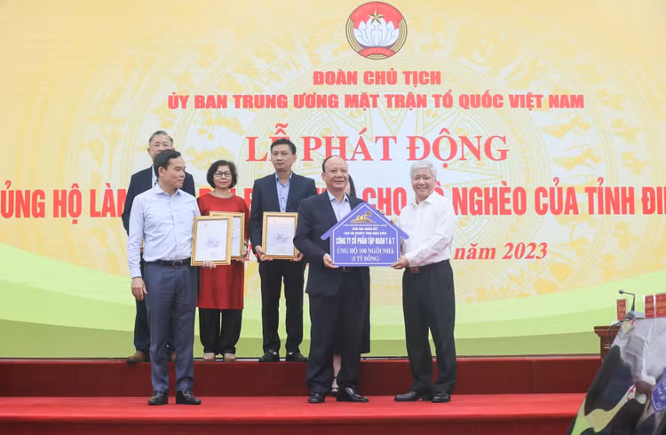 Ông Nguyễn Tất Thắng (đứng giữa, hàng trên), Chủ tịch HĐQT Tập đoàn T&T Group trao tặng ủng hộ 100 ngôi nhà (tương đương với 5 tỷ đồng) hỗ trợ cho hộ nghèo tỉnh Điện Biên.