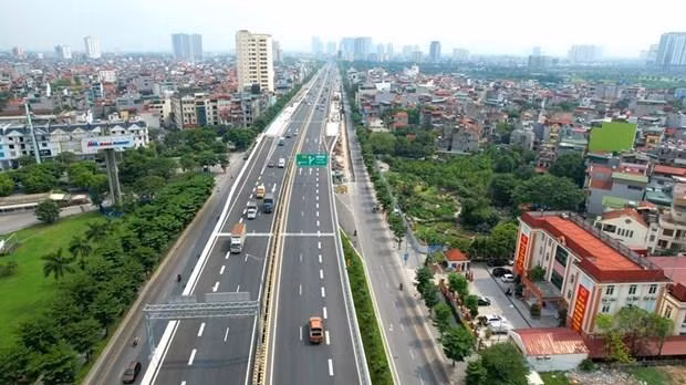 Phương tiện lưu thông trên tuyến đường vành đai 3 trên cao đoạn Mai Dịch-Nam Thăng Long. Ảnh: Vietnam+