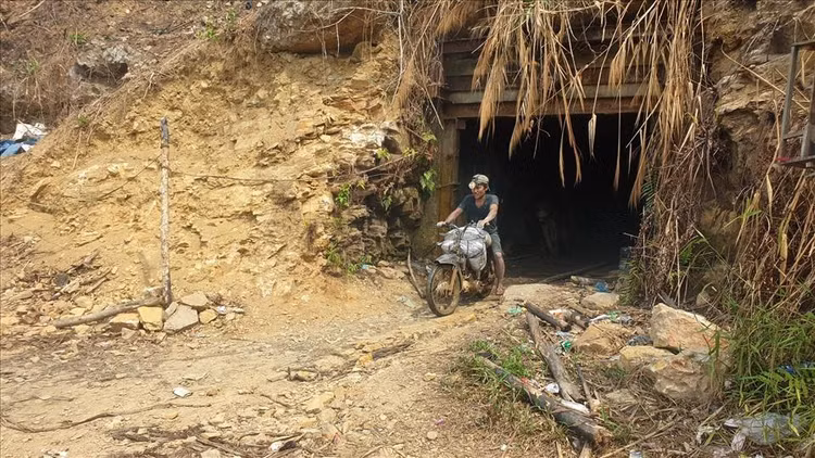 Hoạt động khai thác vàng ở mỏ vàng Bồng Miêu vẫn tiếp diễn gây ô nhiễm môi trường.