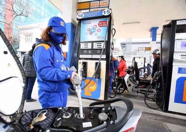 Bộ Tài chính đề xuất giảm thuế bảo vệ môi trường 2.000 đồng/lít xăng.