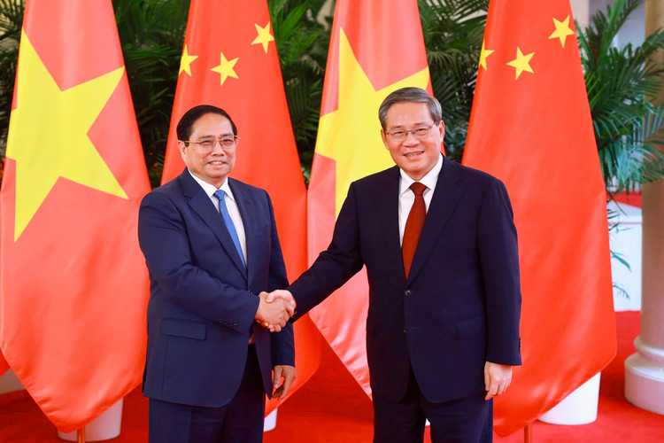Thủ tướng Phạm Minh Chính và Thủ tướng Trung Quốc Lý Cường trước khi bắt đầu cuộc hội đàm chiều ngày 24/6 - Ảnh: VGP