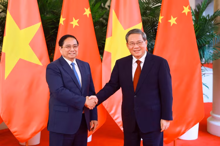 Thủ tướng Phạm Minh Chính và Thủ tướng Trung Quốc Lý Cường trước khi bắt đầu cuộc hội đàm chiều ngày 24/6 - Ảnh: VGP