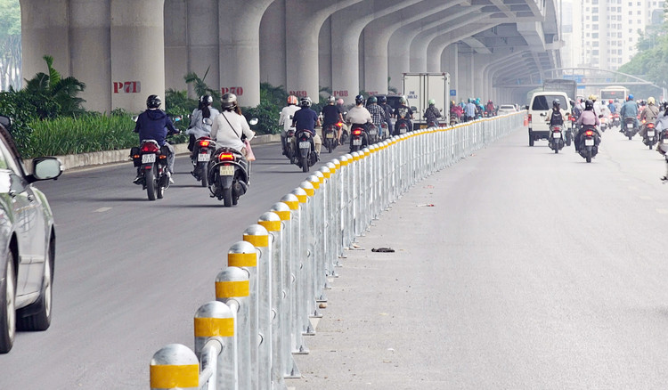 Xây dựng và triển khai phương án phân làn bằng dải phân cách cứng trên đường Phạm Văn Đồng.
