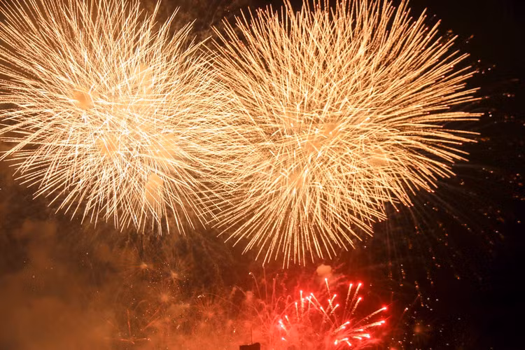 Tối 30/6, tổ chức bắn pháo hoa tại Quảng trường 24/3 (phường Tam Kỳ mới), chào mừng thành phố Đà Nẵng mới. Ảnh minh họa