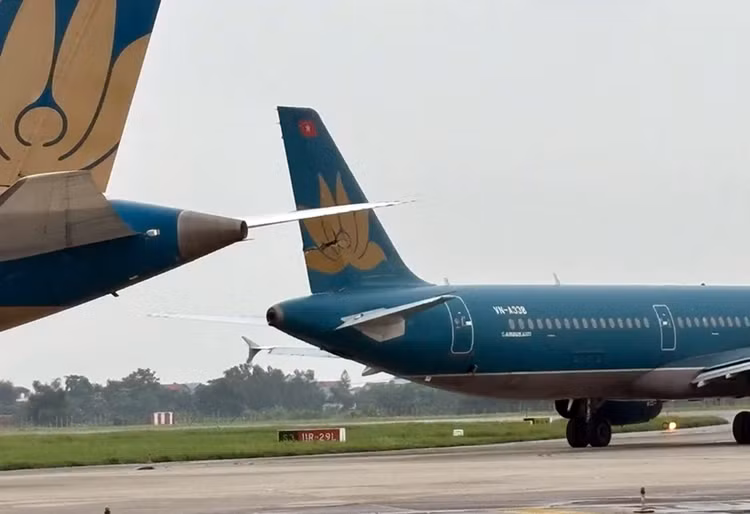 Hiện trường vụ va chạm giữa 2 máy bay tại Cảng hàng không quốc tế Nội Bài 