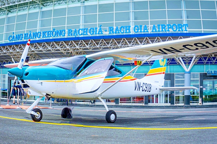 Cảng hàng không Rạch Giá hiện chỉ tiếp nhận được loại máy bay code C như ATR72 và tương đương trở xuống. Ảnh minh họa