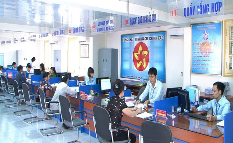 Người dân làm thủ tục hành chính. Ảnh minh họa