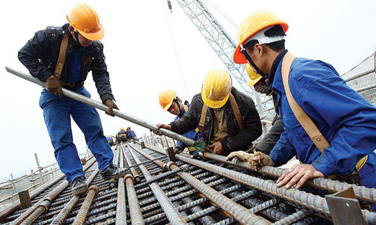 Đối với Bộ Giao thông vận tải, Bộ Xây dựng đề nghị đánh giá tình hình thực hiện công tác thưởng hợp đồng đối với các gói thầu xây lắp theo quy định tại Nghị định số 15/2023/NĐ-CP