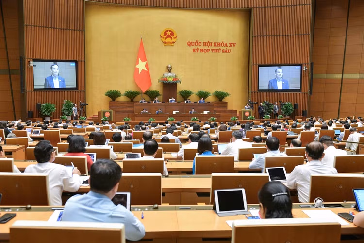 Ngày 31/10, Quốc hội thảo luận ở hội trường đánh giá kết quả thực hiện kế hoạch phát triển kinh tế xã hội