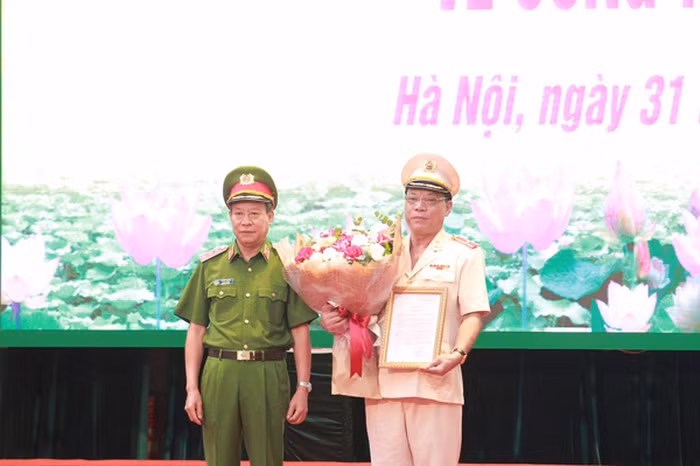 Thượng tướng Lê Quý Vương, Ủy viên Trung ương Đảng, Thứ trưởng
Bộ Công an trao quyết định bổ nhiệm chức vụ Giám đốc Công an thành phố  Hà Nội đối với Thiếu tướng Nguyễn Hải Trung.