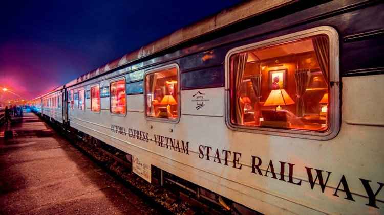 Đường sắt dừng chạy tàu từ Hà Nội-Lào Cai do mưa lũ lớn tại Yên Bái.