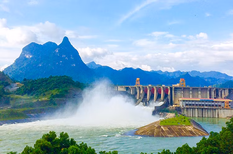 Hồ Thủy điện Tuyên Quang.
