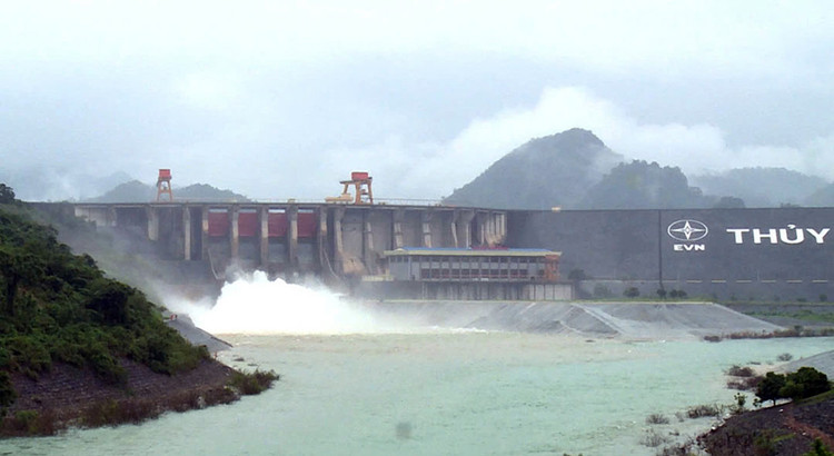 Hồ thủy điện Tuyên Quang xả lũ.