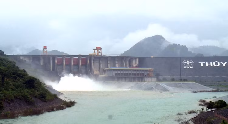Hồ thủy điện Tuyên Quang xả lũ.