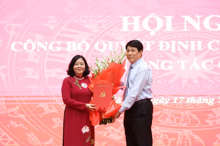 Ông Lương Cường, Ủy viên Bộ Chính trị, Thường trực Ban Bí thư, trao Quyết định của Bộ Chính trị phân công bà Bùi Thị Minh Hoài giữ chức Bí thư Thành ủy Hà Nội nhiệm kỳ 2020-2025