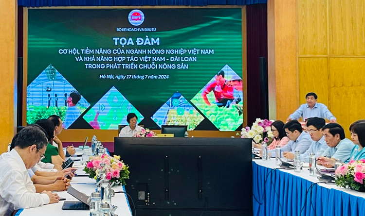 Bộ trưởng Bộ Kế hoạch và Đầu tư Nguyễn Chí Dũng phát biểu tại Tọa đàm