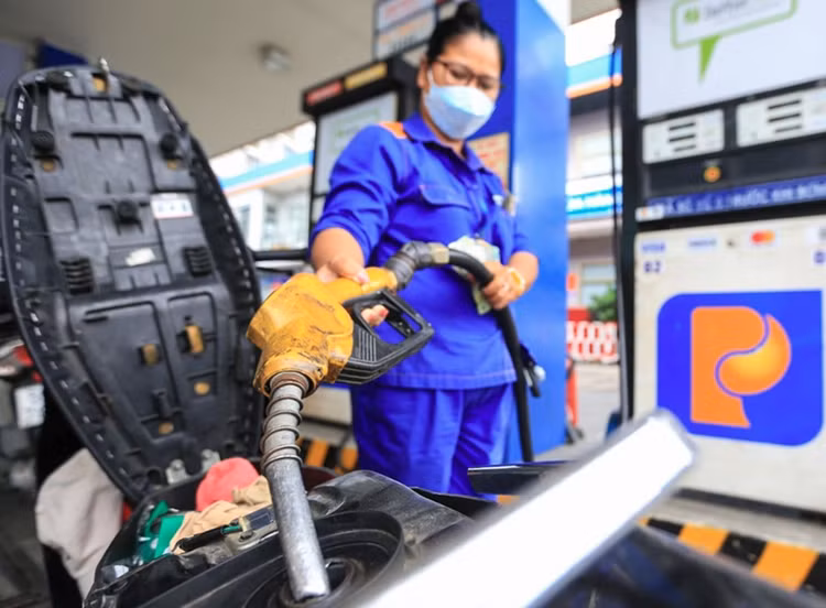 Ngày 5/6, giá xăng RON 95 trong nước sẽ tăng nhẹ . Ảnh minh họa