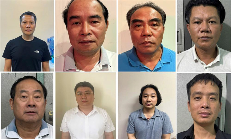 Các đối tượng từ trái qua phải: Bùi Thanh Bình - Tổng Giám đốc Công ty Việt Trung, Nguyễn Văn Bình, Ngô Tiến Cương, Nguyễn Duy Nghiệp, Nguyễn Xuân Tốt, Nguyễn Văn Đức, Lê Xuân Định, Nguyễn Trường Giang. Ảnh: Bộ Công an