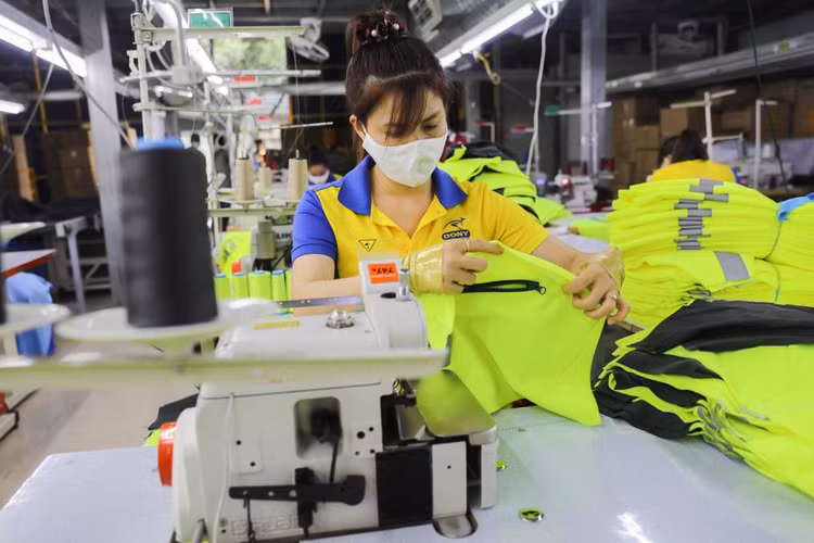 Người lao động có thể làm thêm trên 40 giờ nhưng không quá 60 giờ trong 1 tháng và khống chế tối đa 300 giờ trong 1 năm. Ảnh Quỳnh Trần