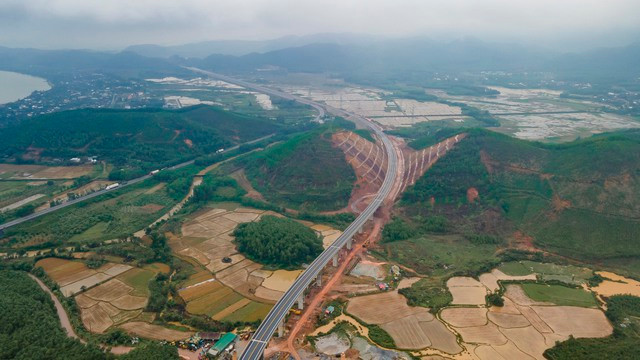 Cao tốc Cam Lộ-La Sơn nhìn từ trên cao 