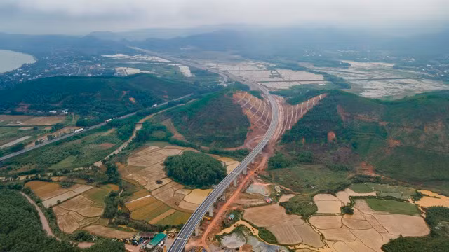 Cao tốc Cam Lộ-La Sơn nhìn từ trên cao 