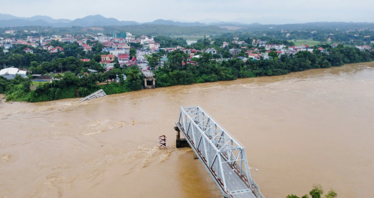 Cầu Phong Châu, tỉnh Phú Thọ, bị sập ngày 9/9